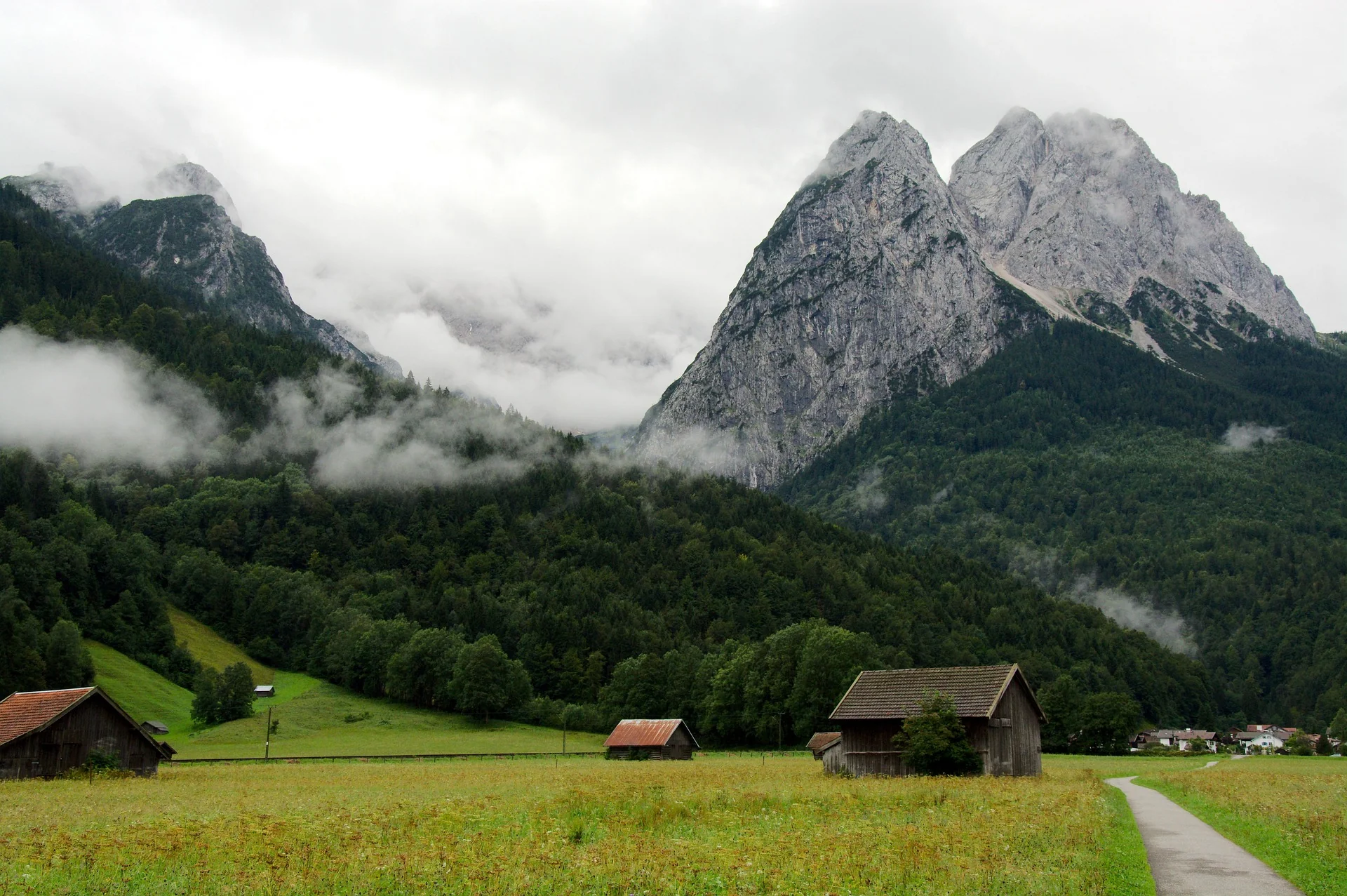 Traditioneller Holzschuppen vor Bergpanorama bei Garmisch-Partenkirchen